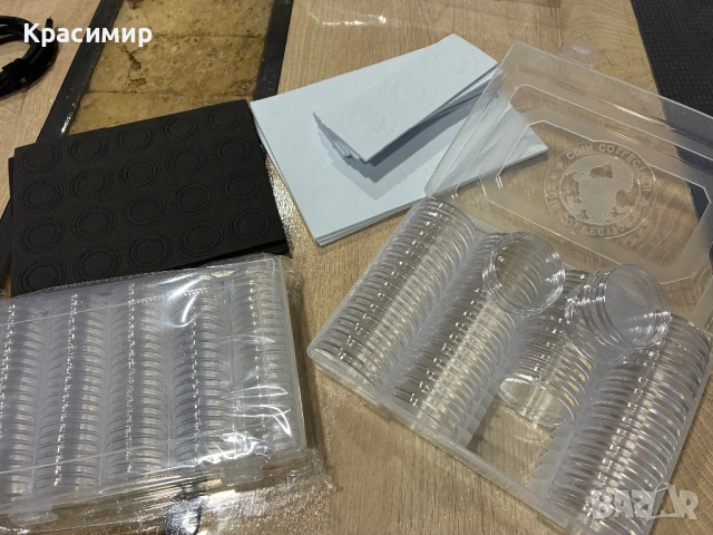 Две кутии за монети с капсули