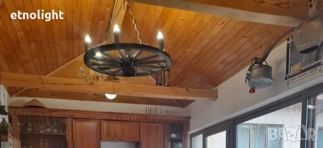 Полилеи, осветление от автентични реставрирани колела от каруца с ръчно изработени дървени чашки , снимка 5 - Полилеи - 49968867