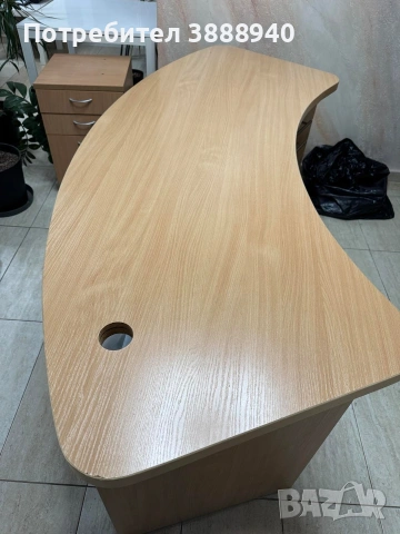 Стилно извито офис бюро с контейнер към него