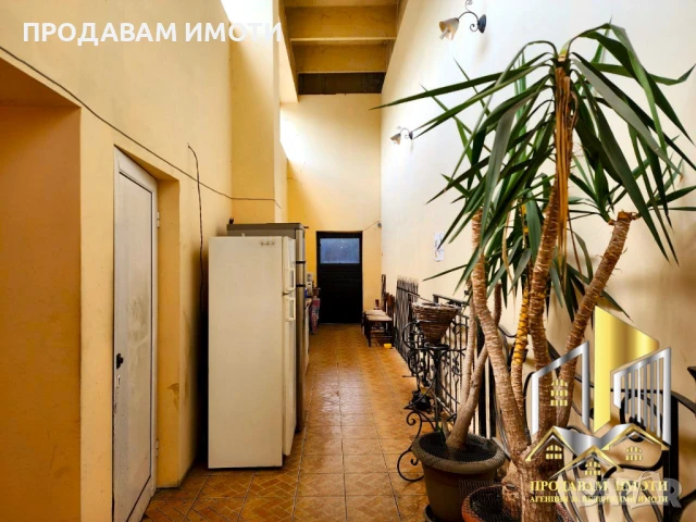 Продавам СКЛАД с офис, рампа, 2 трафа (800кVa) и соларна станция (100кW), снимка 8 - Складове - 51417329