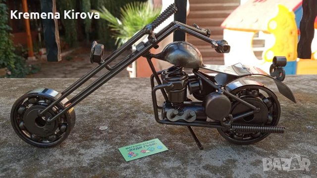 Сувенир мотор от метал. Подходящ подарък за любители на мотори. Бижута Луди гъби.