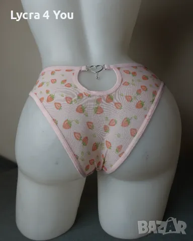 Нов дамски комплект от 3 броя изрязани бикини на ягодки, снимка 2 - Бельо - 48647073