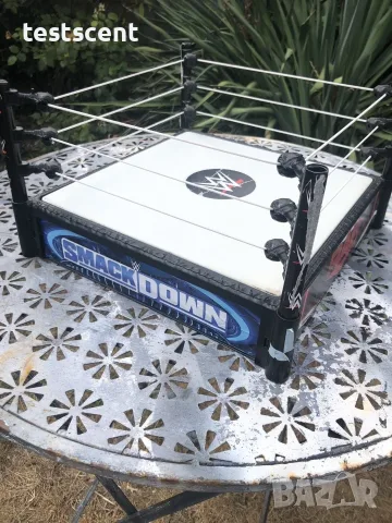Ринг за кеч фигурки и играчки WWE WrestleMania Spring Loaded Wrestling Ring by Mattel – 14", снимка 6 - Фигурки - 56089583