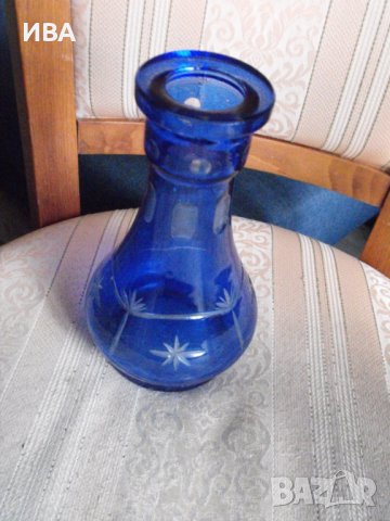 Ваза.  Масивно синьо стъкло, с гравирани орнаменти., снимка 1 - Антикварни и старинни предмети - 39273217