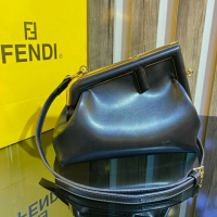Дамска чанта Fendi код 310, снимка 1 - Чанти - 36401552
