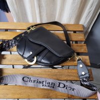 CHRISTIAN DIOR черна малка чанта ( 4 200€ в интернет сайта им), снимка 2 - Чанти - 42621166