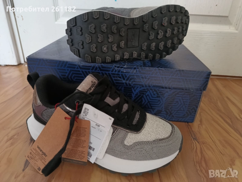 Нови маратонки Guess , снимка 1