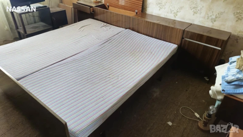 ПОДАРЯВАМ спалня, 2ракли, 2нощни шкафчета, гардероб, тоалетка с огледало, табуретка,2 матрака, снимка 1