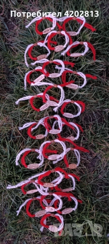 От вълнени конци . Гривни с пристягащо завързване за Баба Марта 