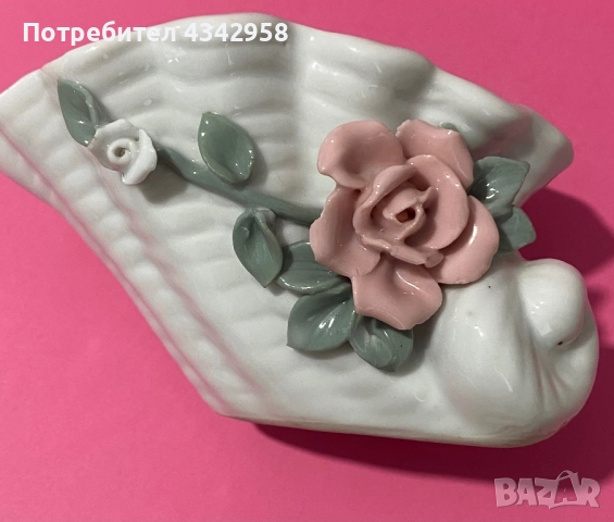 Amsel Porzellan Hamburg. 60 г.Малка порцеланова вазичка.