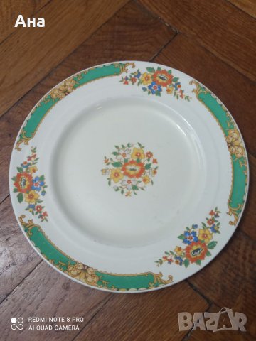 Красива маркирана порцеланова чиния