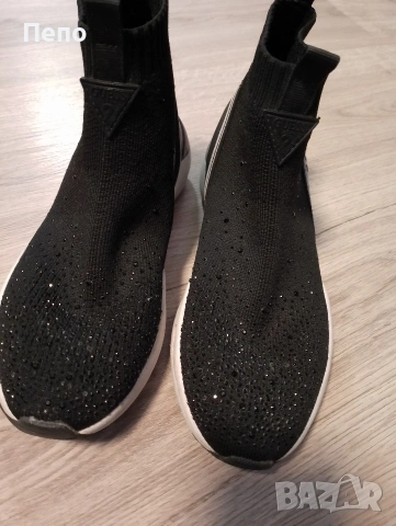 Сникърси Guess, снимка 3 - Маратонки - 54015988