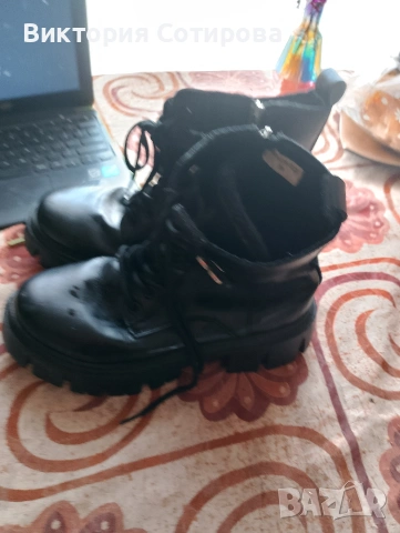 Продавам стилни дамски кубинки в класически черен цвят. , снимка 3 - Дамски боти - 54178650