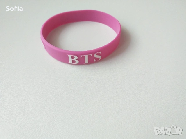 чисто нова силиконова гривна на BTS подходяща за фенове и колекционери (само 1 брой)