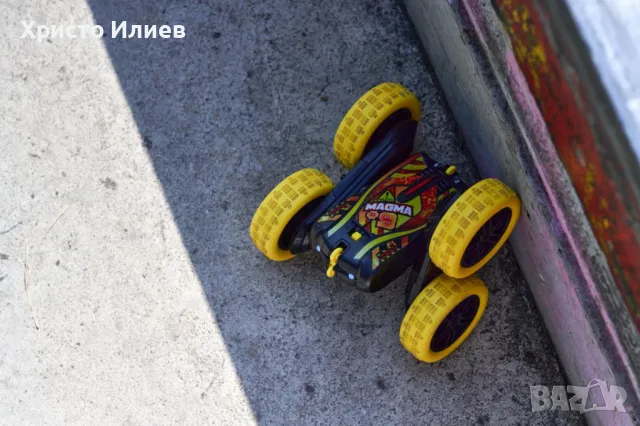 Кола с дистанционно въртяща преобръщаща 1:28 360 градуса големи жълти гуми Dickie Toys, снимка 2 - Коли, камиони, мотори, писти - 48859002