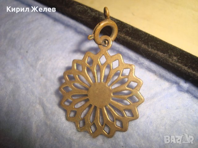 СТАРИНЕН ОРНАМЕНТИРАН АЖУРЕН БРОНЗОВ ПОЗЛАТЕН РЕТРО АРТ МЕДАЛЬОН с РЯДКА БРОНЗОВА КАРАБИНКА 29847, снимка 5 - Антикварни и старинни предмети - 37789105