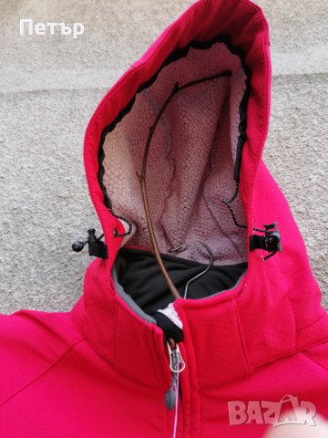 Продавам чисто ново дамско червено яке софт шел The North Face, снимка 13 - Якета - 30037415