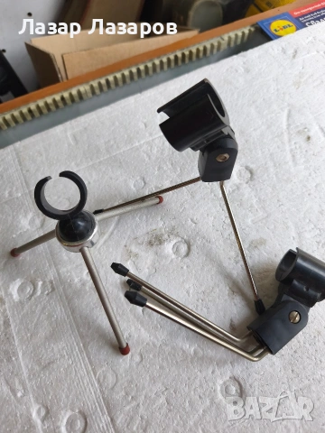 Продавам стойка микрофон за маса и държачи