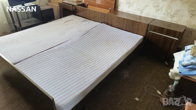 ПОДАРЯВАМ спалня, 2ракли, 2нощни шкафчета, гардероб, тоалетка с огледало, табуретка,2 матрака