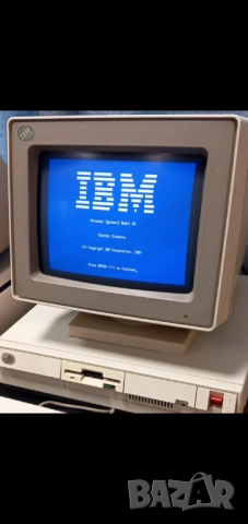 Винтидж ретро XT компютър IBM с цеетен монитор 