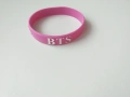 чисто нова силиконова гривна на BTS подходяща за фенове и колекционери (само 1 брой), снимка 1