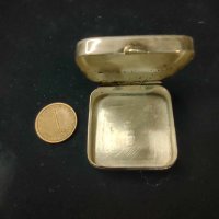 Малка сребърна кутийка, снимка 1 - Други ценни предмети - 42820122