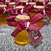 Шишенца с коркова тапа напълнени с мед и декорирани с сатенена лента и цветя, снимка 1 - Подаръци за рожден ден - 42437641
