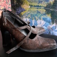 Кафяви есенни обувки с каишка и змийски принт, снимка 4 - Дамски обувки на ток - 30195480
