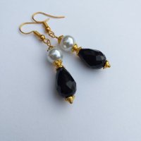Прекрасните класически стилни обеци с тъмни капковидни кристали и бели перли с цвят злато, снимка 3 - Обеци - 30541569