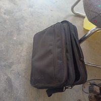 чанта за латоп -цена 15лв   с 4 големи отделения здрава , просто трябва изпиране, снимка 1 - Лаптоп аксесоари - 37484945
