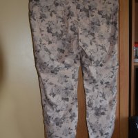 Ефектен дънков панталон цвят пудра на светло сиви рози, снимка 2 - Панталони - 42265923