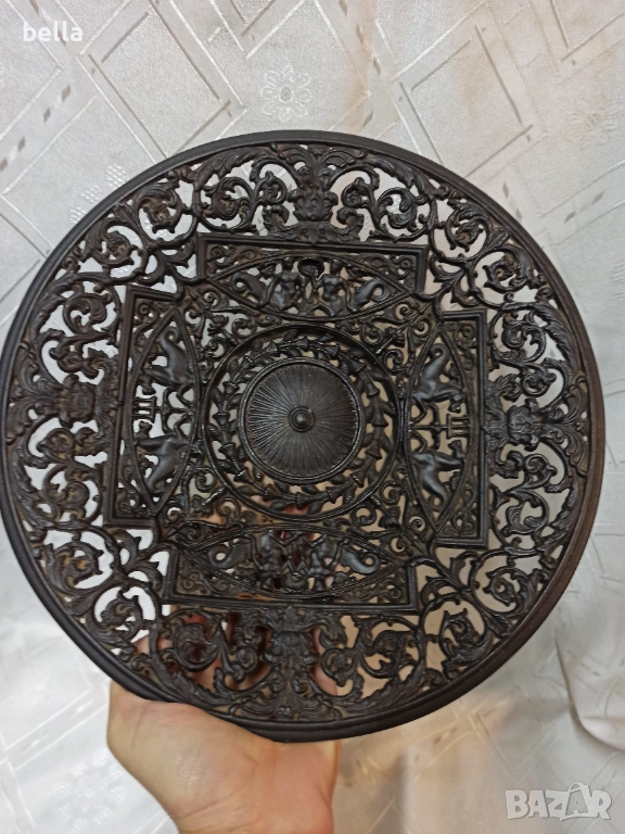 Масивна  чугунена чиния която е отлята и е за окачване на стена.Изцяло богато украсена с ажурна деко, снимка 1