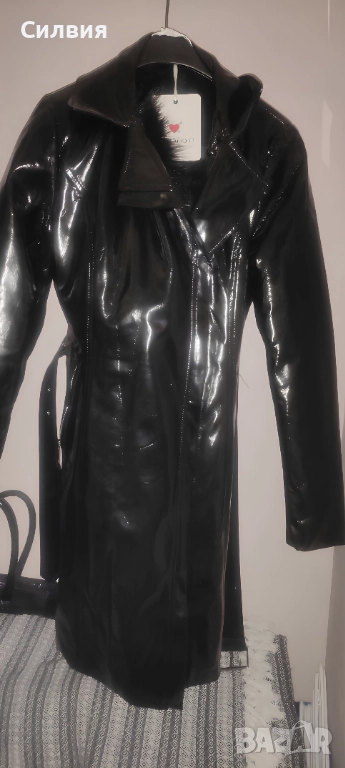 Дамски лачен кожен черен шлифер "Glam Amour" / "Глам Амур" с колан, пухеста яка и етикет, размер "S", снимка 1