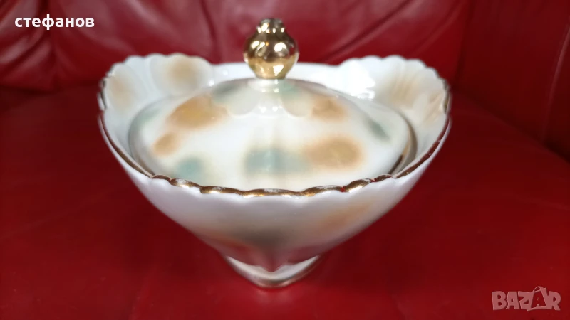 Много красива порцеланова захарничка с капаче, триъгълна, BAVARIA, снимка 1