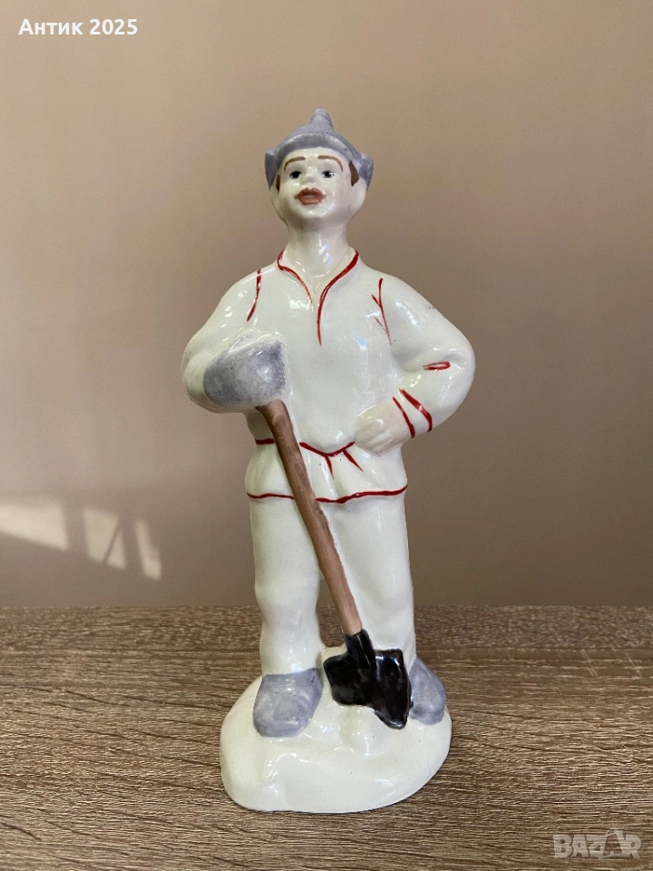 Винтидж порцеланова статуетка „Работник с лопата“, СССР, снимка 1