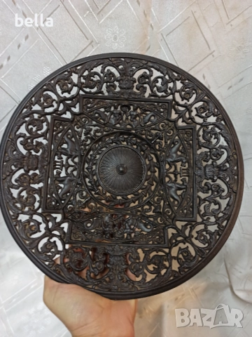 Масивна  чугунена чиния която е отлята и е за окачване на стена.Изцяло богато украсена с ажурна деко