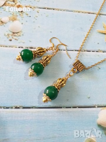 Разкошен комплект бижута във Викториански стил със зелени Ахати и богати орнаменти в цвят злато 