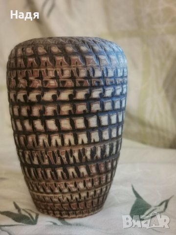 Ръчно изработена изключително красива керамична вазичка, с маркировка. Цена - 40 лв.
