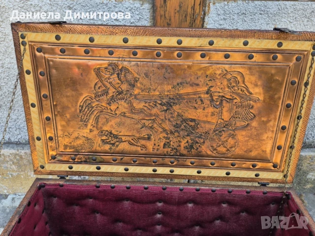 Масивен сандък с меден обков, релефни гръцки мотиви, снимка 4 - Антикварни и старинни предмети - 51269757