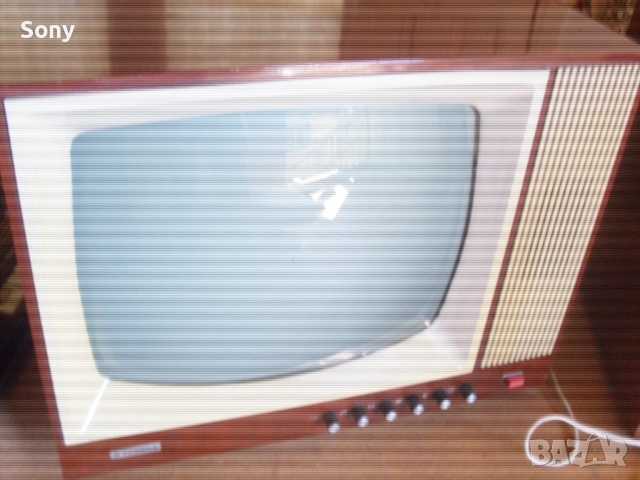 Стар български телевизор с покривало и крака.