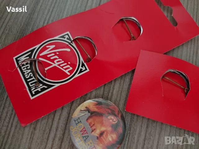 Vintage значки 11 поп рок Police Thompson Def Leppard Duran Bowie Vanilli, снимка 3 - Други - 50176981