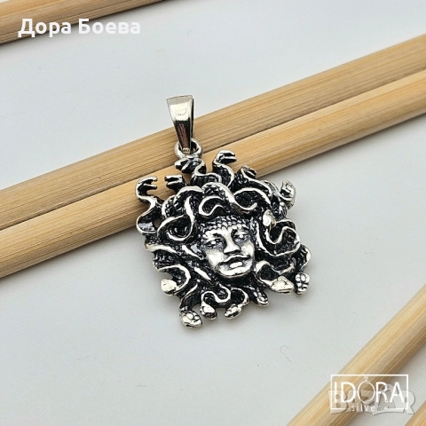 Сребърен медальон: "Горгона"