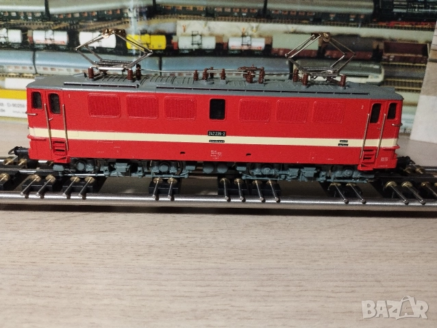 Електрически локомотив Piko BR242 HO 1/87, снимка 6 - Колекции - 52976324
