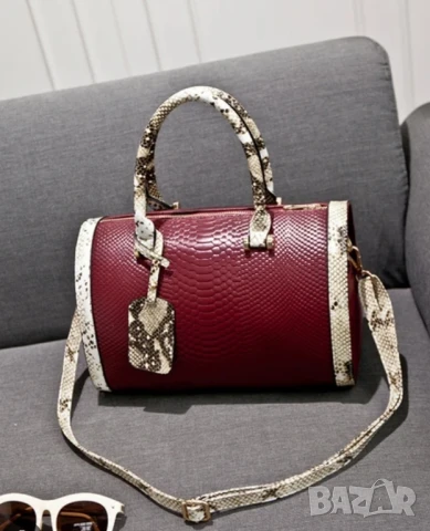 Дамска чанта с декорация от бяла змийска кожа