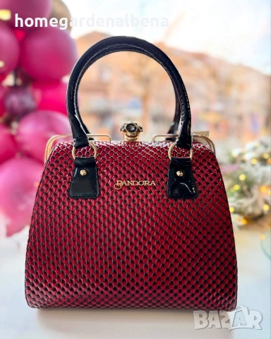 Дамска чанта доктор тъмночервена лачена еко кожа релефна текстура златна рамка