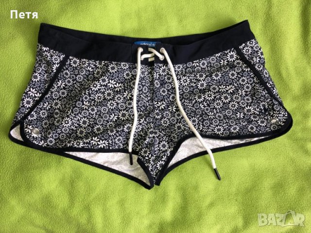 Adidas Дамски къси панталони, снимка 1