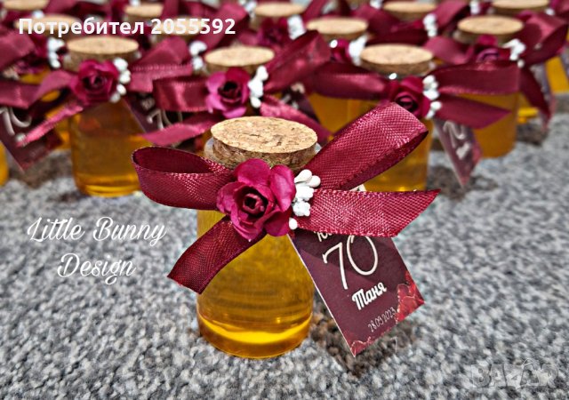 Шишенца с коркова тапа напълнени с мед и декорирани с сатенена лента и цветя