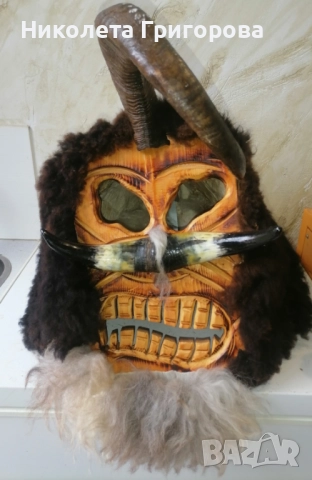 Кукерска маска, изработена от естествени материали.Лека и удобна.