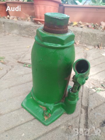 Неработещ хидравличен  крик  с винт 15 тона подемност.  Българско производство.  Изпращам по Еконт. 