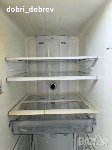 Двукрилен хладилник с фризер и вграден дисенсър за вода и лед Samsung, снимка 4 - Хладилници - 53924636